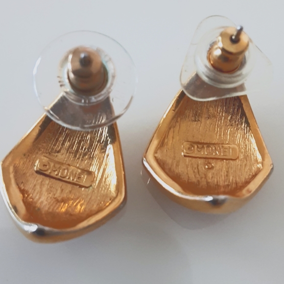 VTG MONET RED ENAMEL GOLD TONE PIERCED EARRINGS - Picture 4 of 4